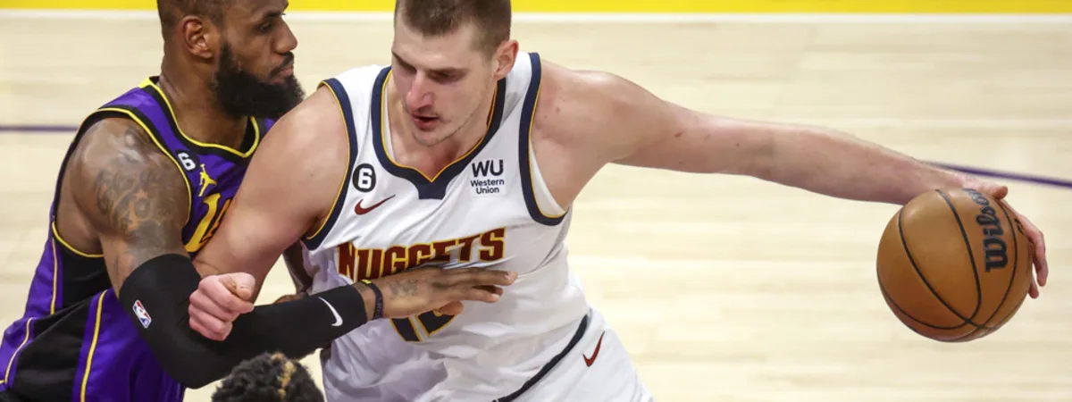 在篮板球保 在篮板球保